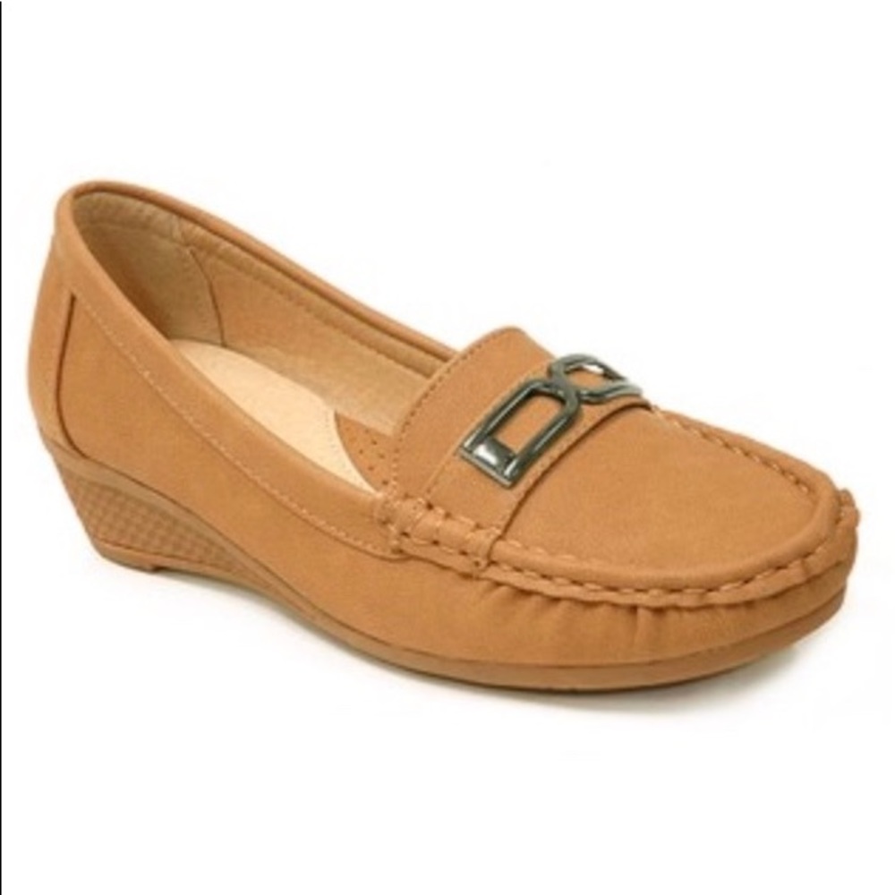 🤎New🤎 spicy footwear tan leatherette wedges